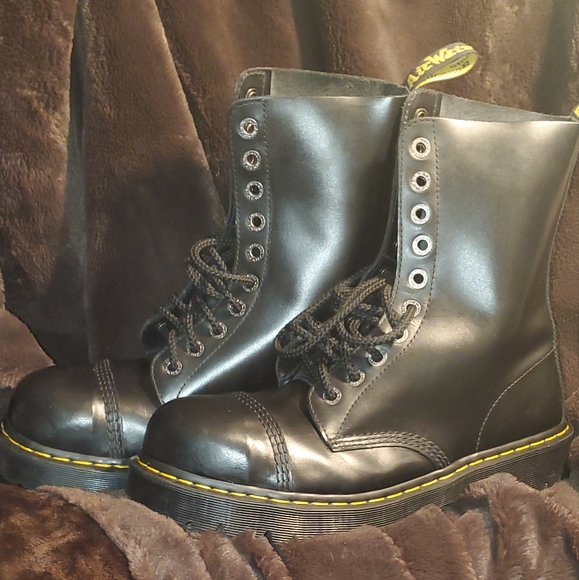 Doctor martens size 12 men\'s steel toe all black classic leather air wear.
